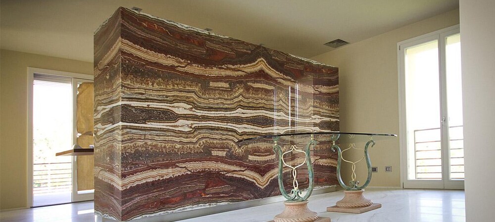 ВИДЕО-КАК ОБЛИЦУЮТ СТЕНЫ СЛЭБАМИ