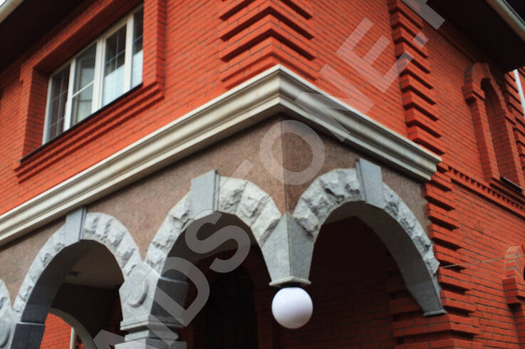 Облицовка входной группы  гранитом Роял вайт и Мапл Рэд.