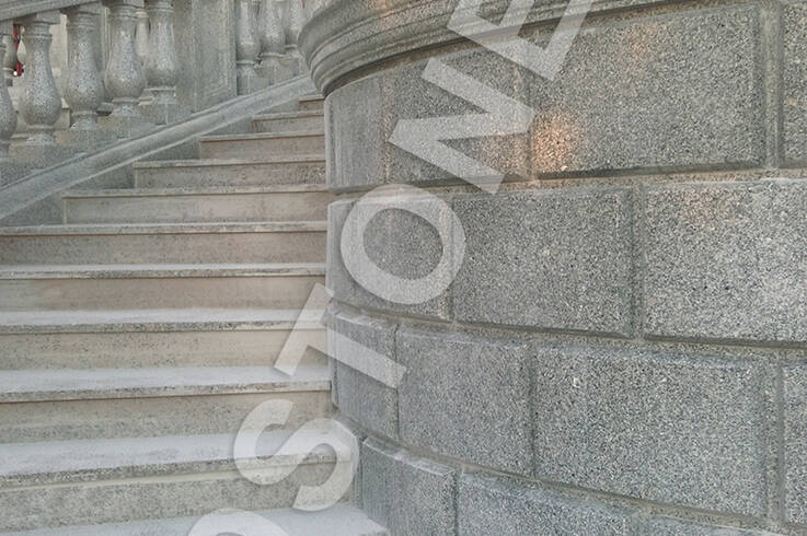 Облицовка цоколя входной группы