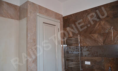 Облицовка стен санузла травертином