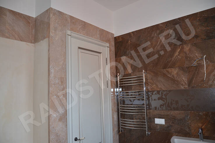 Облицовка стен санузла травертином