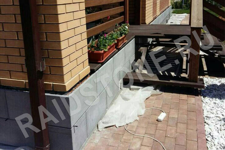 Облицовка цоколя плитами базальта