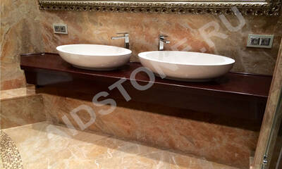 Облицовка стен ванной комнаты мрамором Брекчия Оничиата