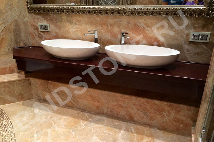 Облицовка стен ванной комнаты мрамором Брекчия Оничиата