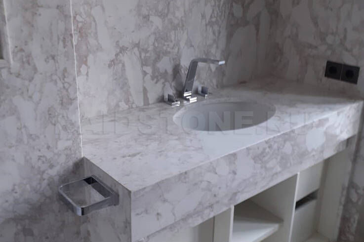 Облицовка ванной мрамором Арабескато