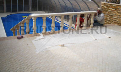 Облицовка дна бассейна мозаикой, пола всего помещения травертиновой плиткой