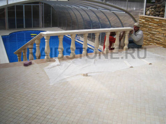 Облицовка дна бассейна мозаикой, пола всего помещения травертиновой плиткой