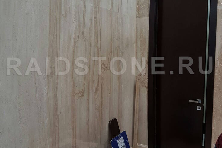 Облицовка пола и стен ванной мрамором Дайно реале