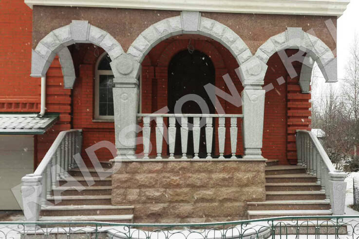 Облицовка входной группы гранитом Марпл Рэд и Роял Вайт
