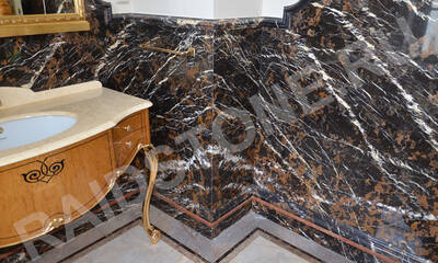 Облицовка стен санузла мрамором Микеланджело