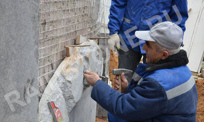 Монтаж гранитных блоков на цоколь