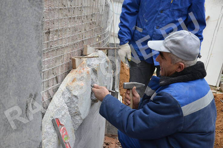 Монтаж гранитных блоков на цоколь