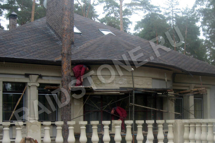 Монтаж карнизов из декоративного бетона на фасад павильона