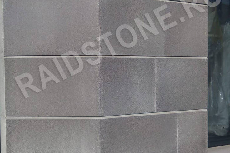 Облицовка цоколя базальтом