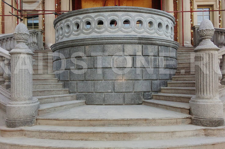 Облицовка главного входа здания гранитом