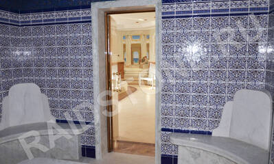 Облицовка мрамором дверного проема в хамам