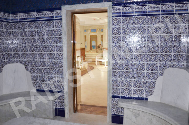 Облицовка мрамором дверного проема в хамам