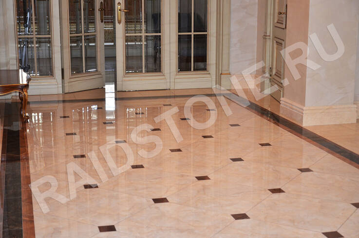 Облицовка пола мрамором Брекчия Оничиата