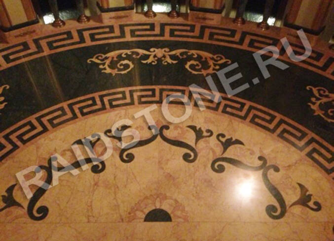Облицовка пола мрамором с панно гидроабразивным резом