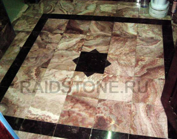 Облицовка пола в холле частного дома ониксом Айвори и Рэд Вайн