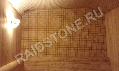 Облицовка стен хамама мозаикой из травертина
