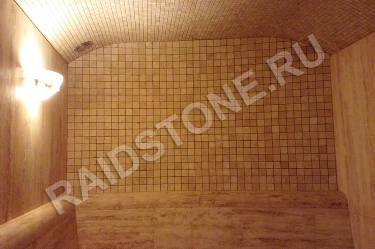 Облицовка стен хамама мозаикой из травертина