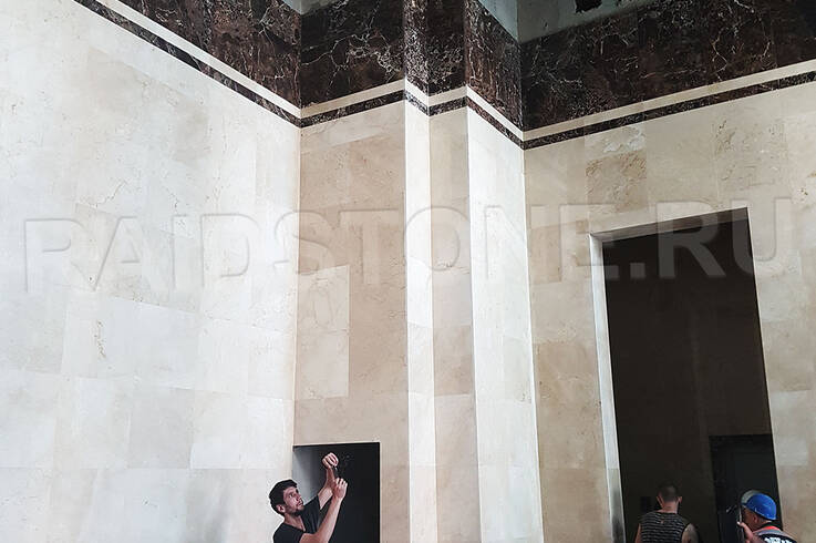 Облицовка стен офиса мрамором