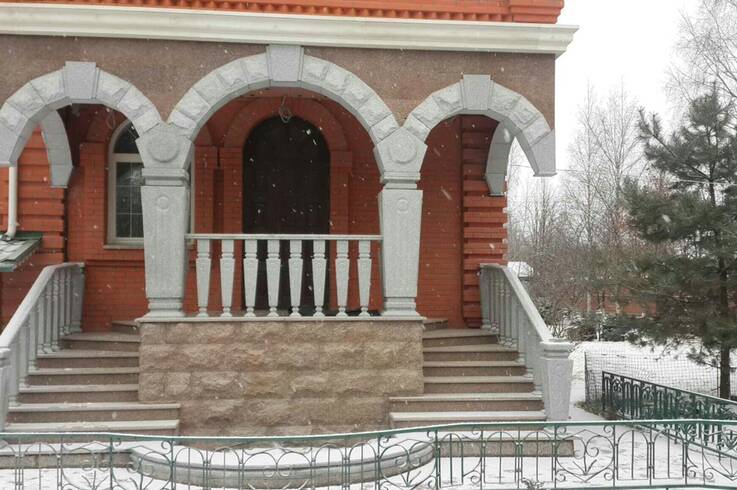 Облицовка входной группы фасада гранитом