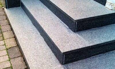 Облицовка входной группы из гранита Езам блек