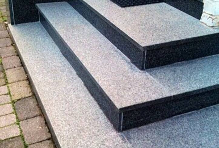 Облицовка входной группы из гранита Езам блек