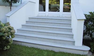 Облицовка входной группы из гранита Роял Вайт