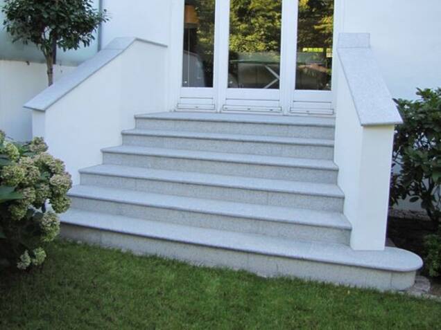 Облицовка входной группы из гранита Роял Вайт