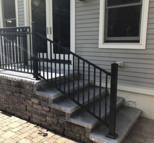 Облицовка входной группы из гранита Сезам блек