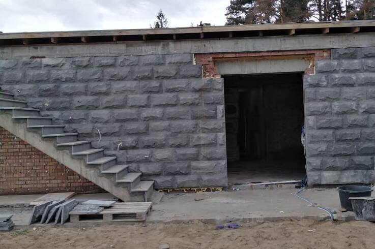 Облицовка цоколя базальтовыми плитами