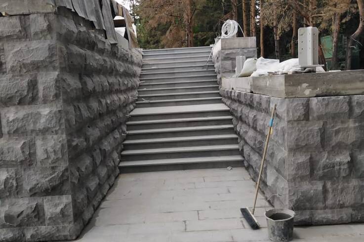 Облицовка цоколя базальто выми плитами