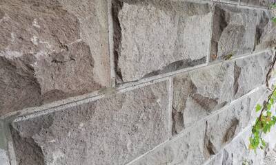 Облицовка цоколя из плит базальта