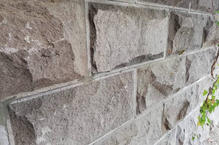 Облицовка цоколя из плит базальта