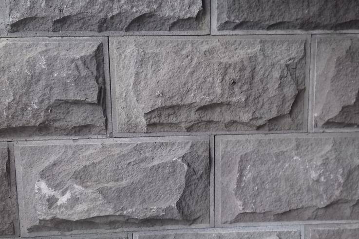 Облицовка цоколя из плит базальта