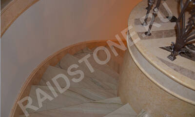 Облицовка круглых стен лестничного марша мрамором