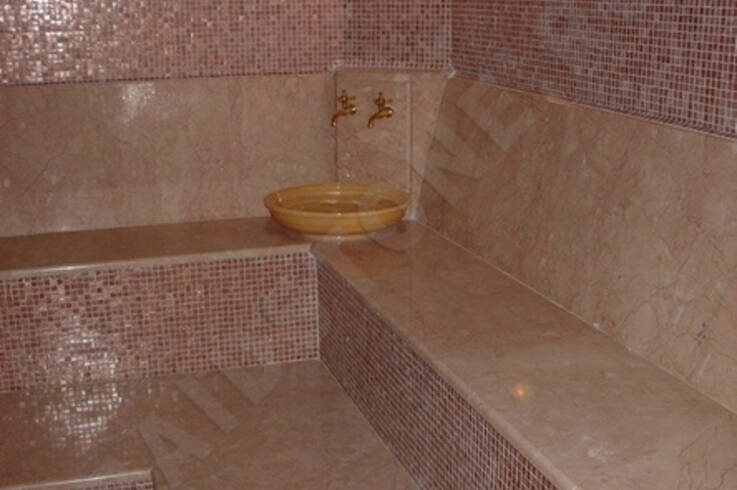 Облицовка турецкой бани из мрамора Крема Марфил и мраморной мозаики