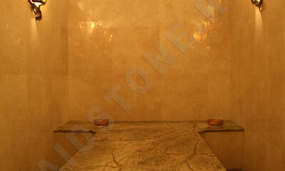 Облицовка турецкой бани: лежак и сидения из мрамора Бидасар браун, стены - плита Крема нова