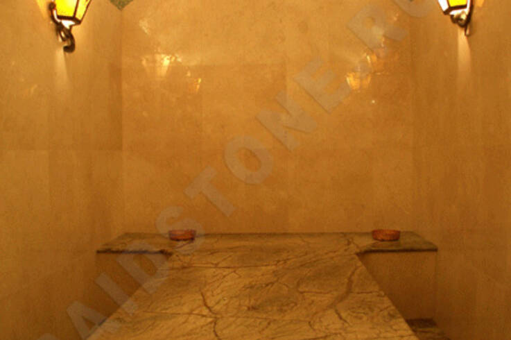 Облицовка турецкой бани: лежак и сидения из мрамора Бидасар браун, стены - плита Крема нова