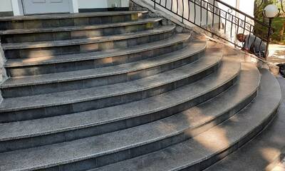 Радиусные Ступени из гранита Сезам Блэк