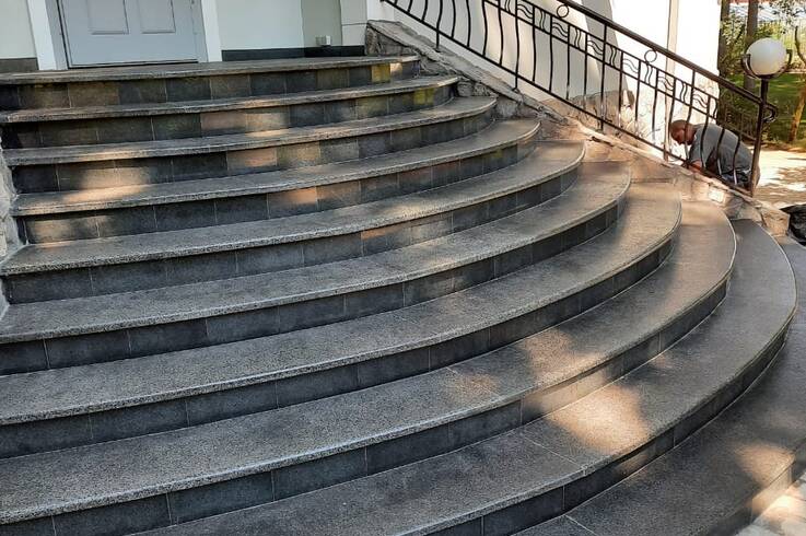 Радиусные Ступени из гранита Сезам Блэк