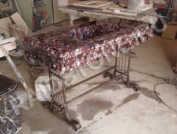 Стол с встроенной мойкой из мрамора Россо Леванте