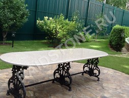 Стол из гранита на кованных ножках