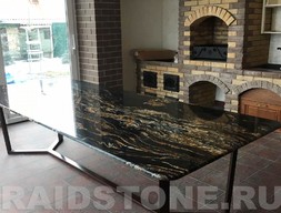 Обеденный со столешницей из гранита Блэк Фьюжн на металлическом подстолье