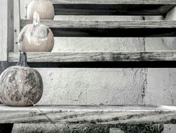 Лестница из серого мрамора