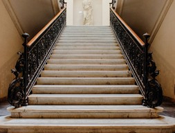 Лестница из бежевого мрамора