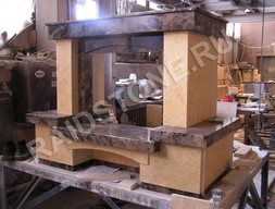 Камин из мрамора Имперадор Дарк и Санни лайт